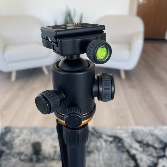 Canon Eos SL1 with case, lenses, and tripod - Picture 7 of 10